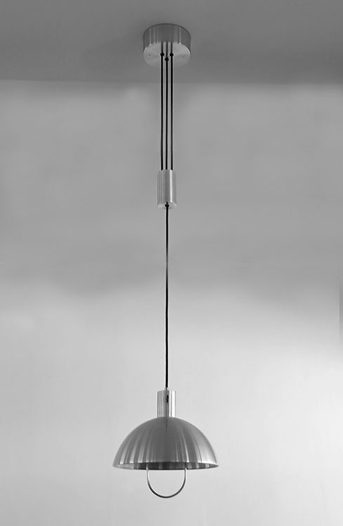 ME 105 Pendelleuchte mit Zugvorrichtung
Reflektor vernickeltes Messingblech, geb&uuml;rstetes Aluminium oder farbig. Gewicht mit Bleigranulatf&uuml;llung. 
2 Reflektorgr&ouml;&szlig;en, 30 cm und ?. 
Produktion: 
- Schwintzer & Gr&auml;ff.
ME 105a, 5496, 
Reflektor, &Oslash; 30 cm
Marianne Brandt, Hans Przyrembel 1926.