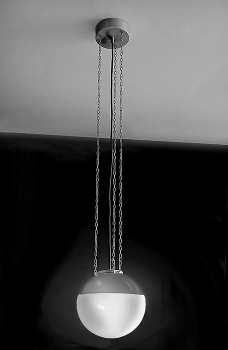 ME 97 Pendelleuchte
Messing vernickelt
Produktion:
- Auer Stotz: BS 16a
- Schwintzer & Gr&auml;ff: 
Marianne Brandt, Hans Przyrembel 